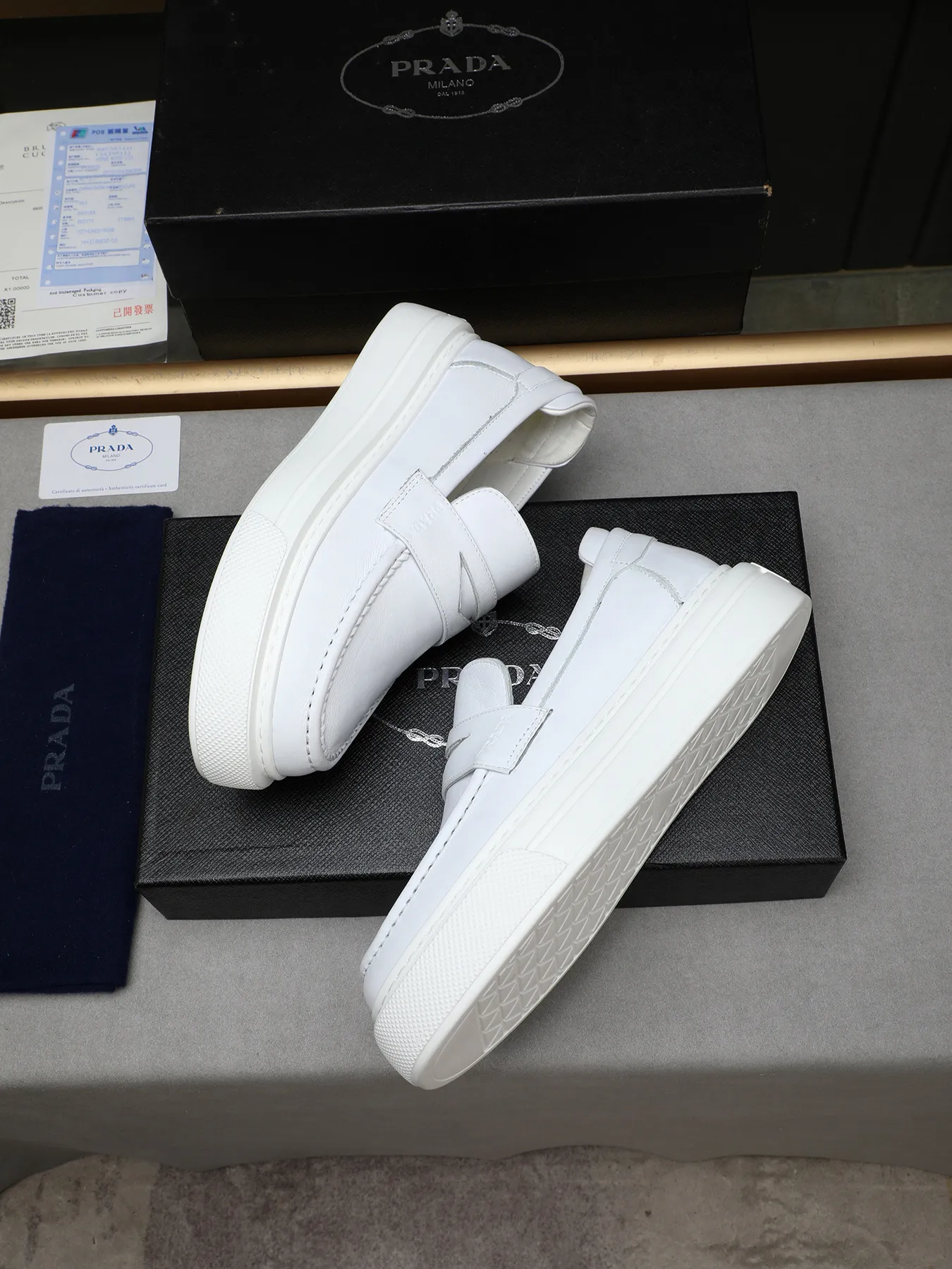 Men's Men's Shoes 💰500 Prada/Prada Men's new casual shoes, this upper is made of imported calfskin + sheep lining! The outsole is made of non-slip foam outsole, which feels good on your feet and is a fashionable and stylish item!  Size: 38-44 (45 customized)